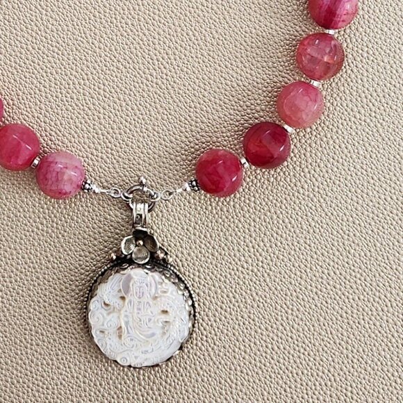PINK AGATE NECKLACE WITH KWAN YIN PENDANT 16 INCHES - Picture 3 of 3